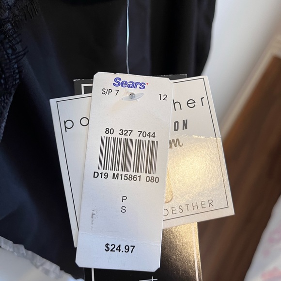 Flowy tank top with lace detailing and adjustable straps - Picture 3 of 7